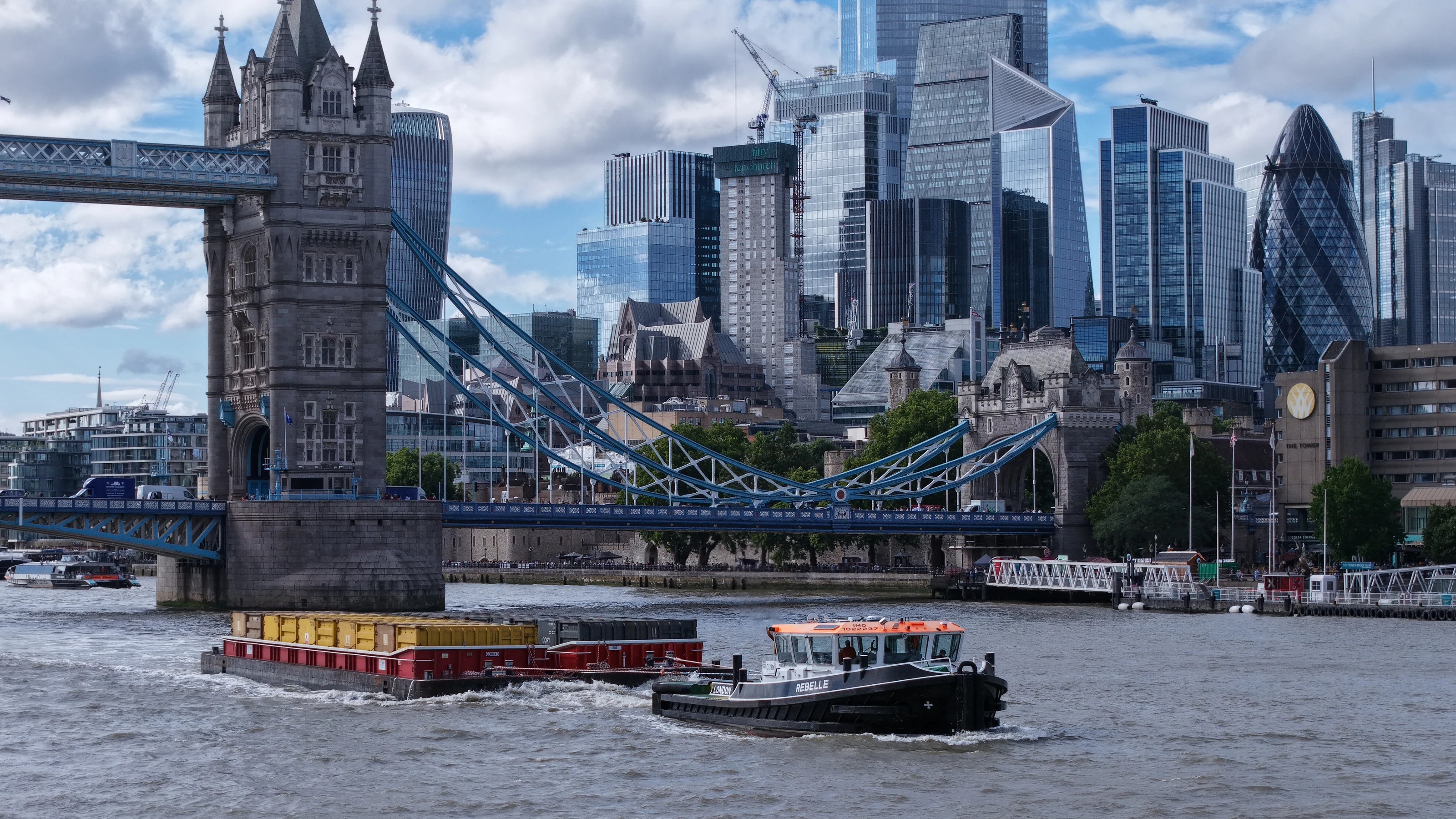 Cory Tug Rebelle Through the Pool of London